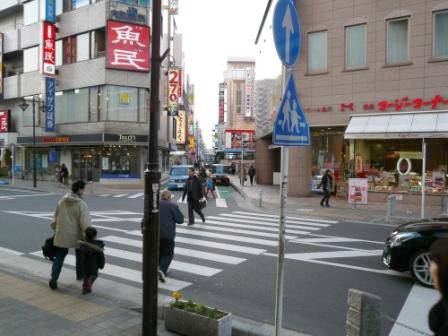 右手の横断歩道を渡り直進