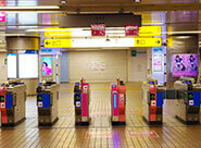 Go out of the central ticket gate of Hon-Atsugi Station on the Odakyu Line and turn right toward the south exit.