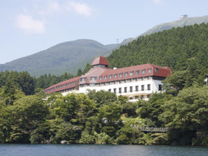 深い森に囲まれ、芦ノ湖畔に建つ山のホテル