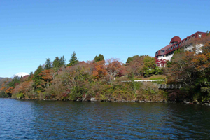 山のホテルの紅葉と富士山