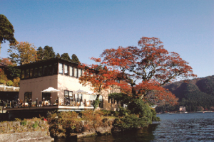 芦ノ湖に浮かぶように建つ